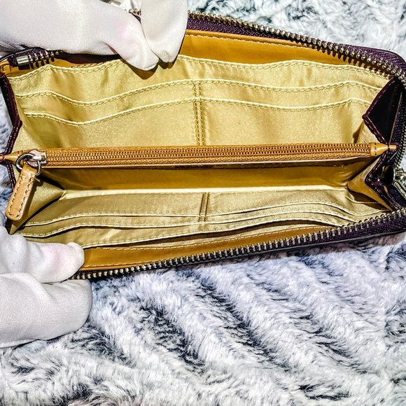 NWOT: VINATGE COACH DARCY BURGANDY PATENT LEATHER ACCORDION ZIP WALLET  (F49963) - Picture 3 of 3